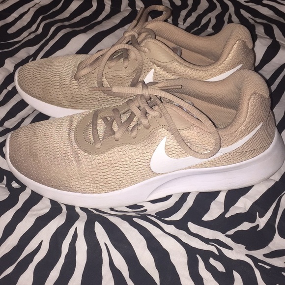 Women’s Nike Tanjun Sneakers - Picture 4 of 5